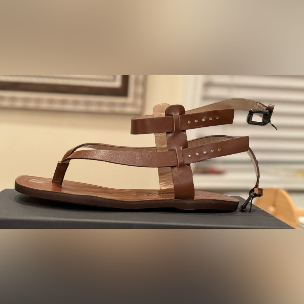 NWT VERA WANG COLLECTION Brown leather Sandals. Made in ITALY Size: 39